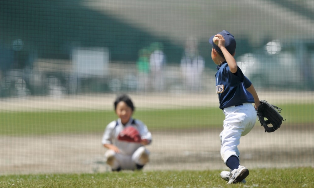 ピッチングをするサウスポーの少年