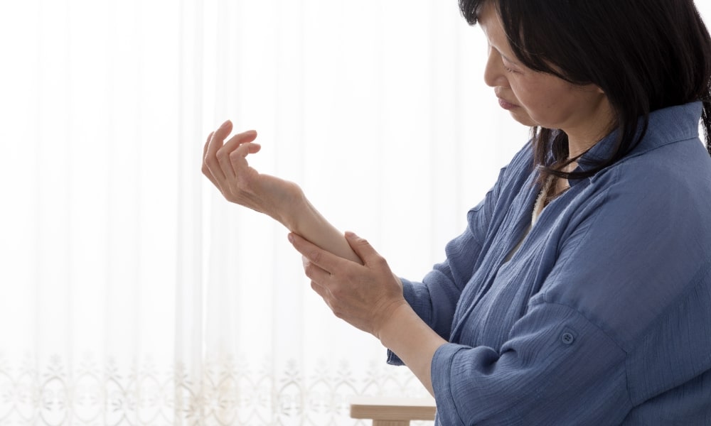 胸郭出口症候群で手が痺れている女性