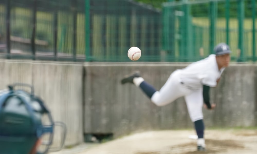 野球肩から復帰して投球するピッチャー