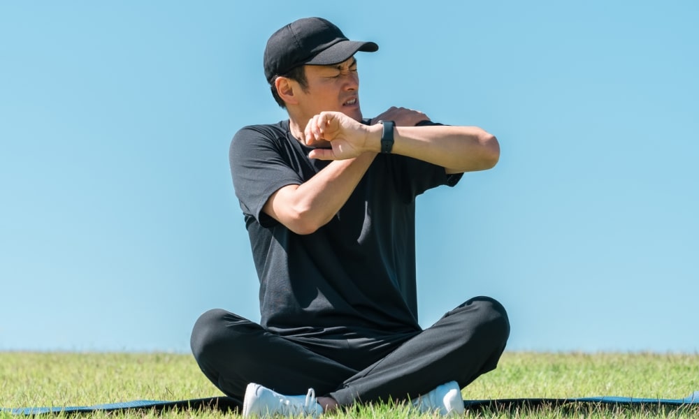 腱板損傷で左肩が上がらない男性