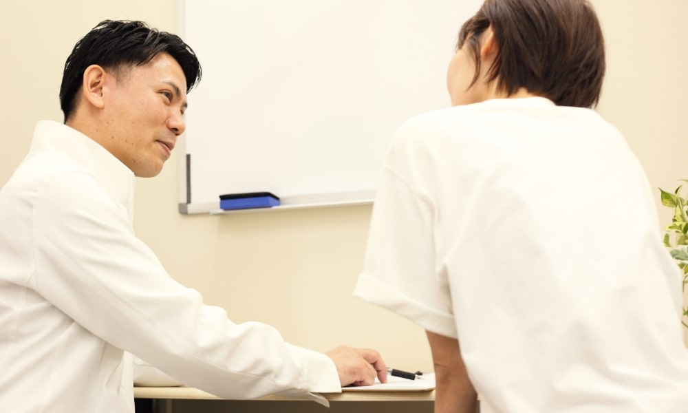 岩槻全力接骨院の院長先生と患者さん